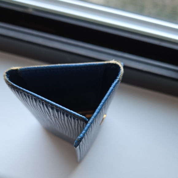 Louis Vuitton Vintage  Cobalt Blue Epi Leather  Key Holder with Gold Button - Picture 5 of 9